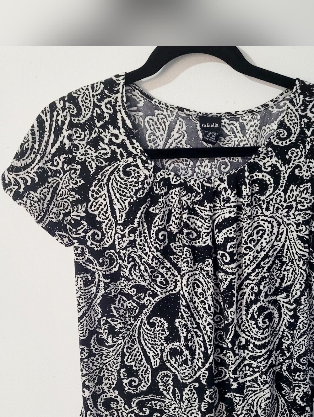 Rafaella Black & White Paisley Short Sleeve Blouse Sz. Small Spandex
